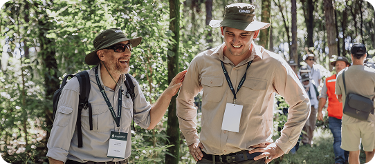 Personas trabajando en el bosque